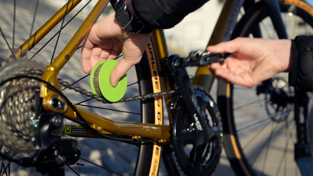 Applying chain lubricant