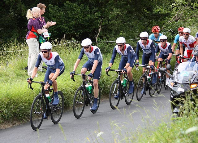 Peloton and breakaway groups