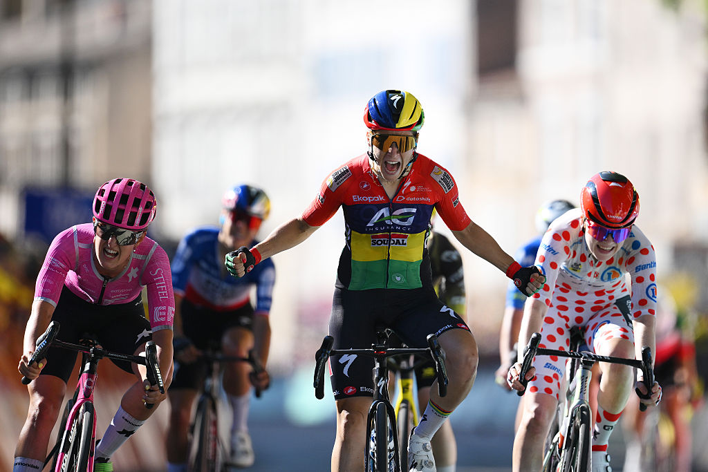 Women's peloton chasing riders